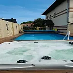 Apartmán In Mi Dzywodzie With A Swimming Pool Międzywodzie