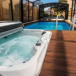 In Mi Dzywodzie With A Swimming Pool *